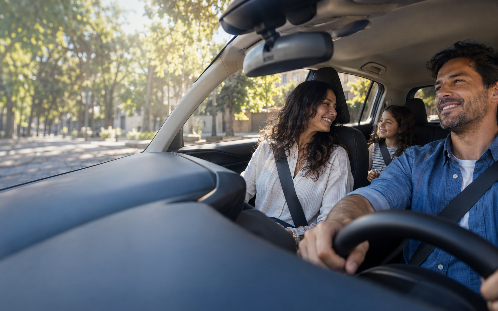 Família brasileira em um carro, usando cinto de segurança