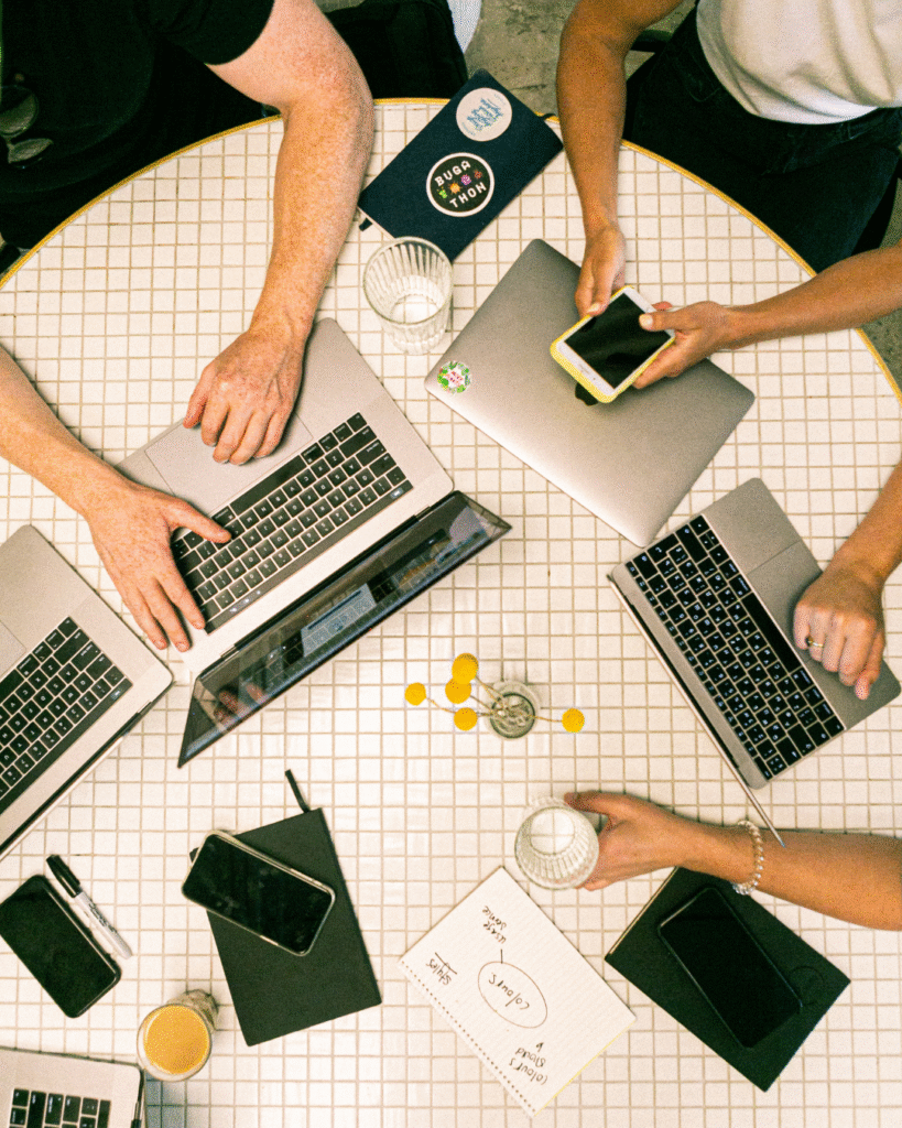 Post instagram seguro para carro geometrico em branco e roxo 3