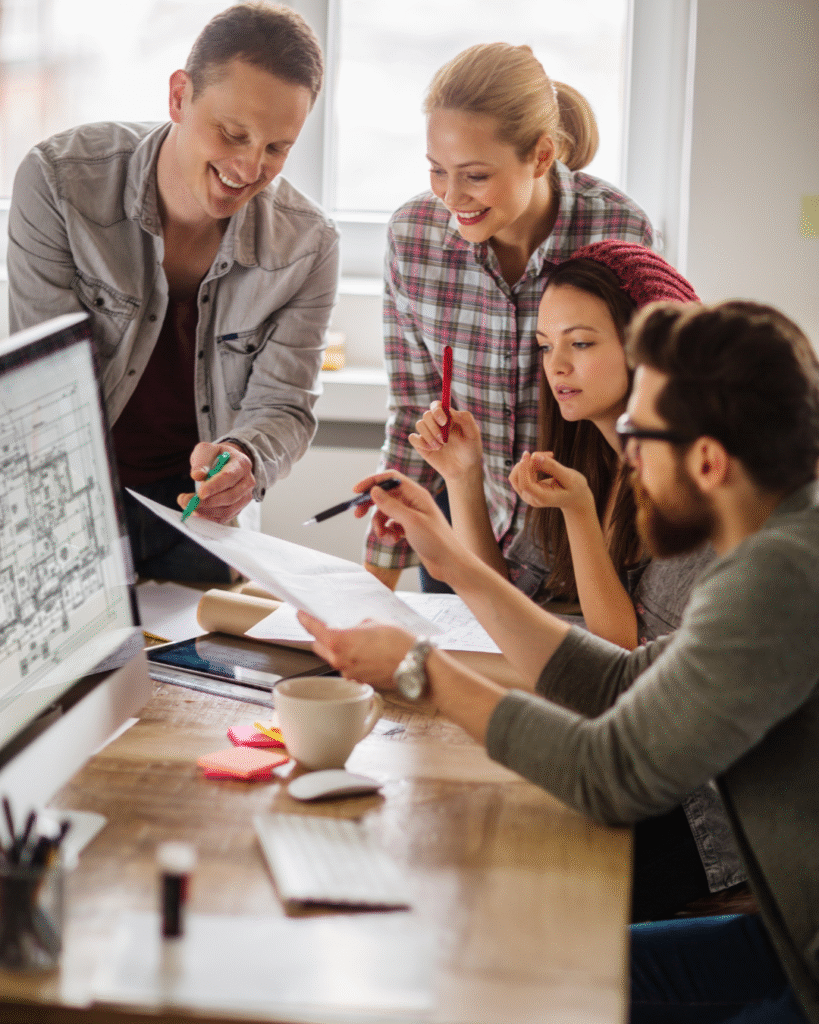 Empresário e equipe em escritório — seguro de vida empresarial Campo Grande MS