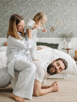 Família passeando com filho pequeno seguro de vida em campo grande - MS